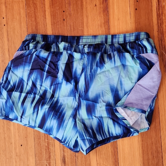 Old Navy Active Athletic Shorts - Picture 3 of 3